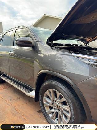 TOYOTA HILUX SW4 2.8 D-4D TURBO DIESEL SRX 7L 4X4 AUTOMÁTICO